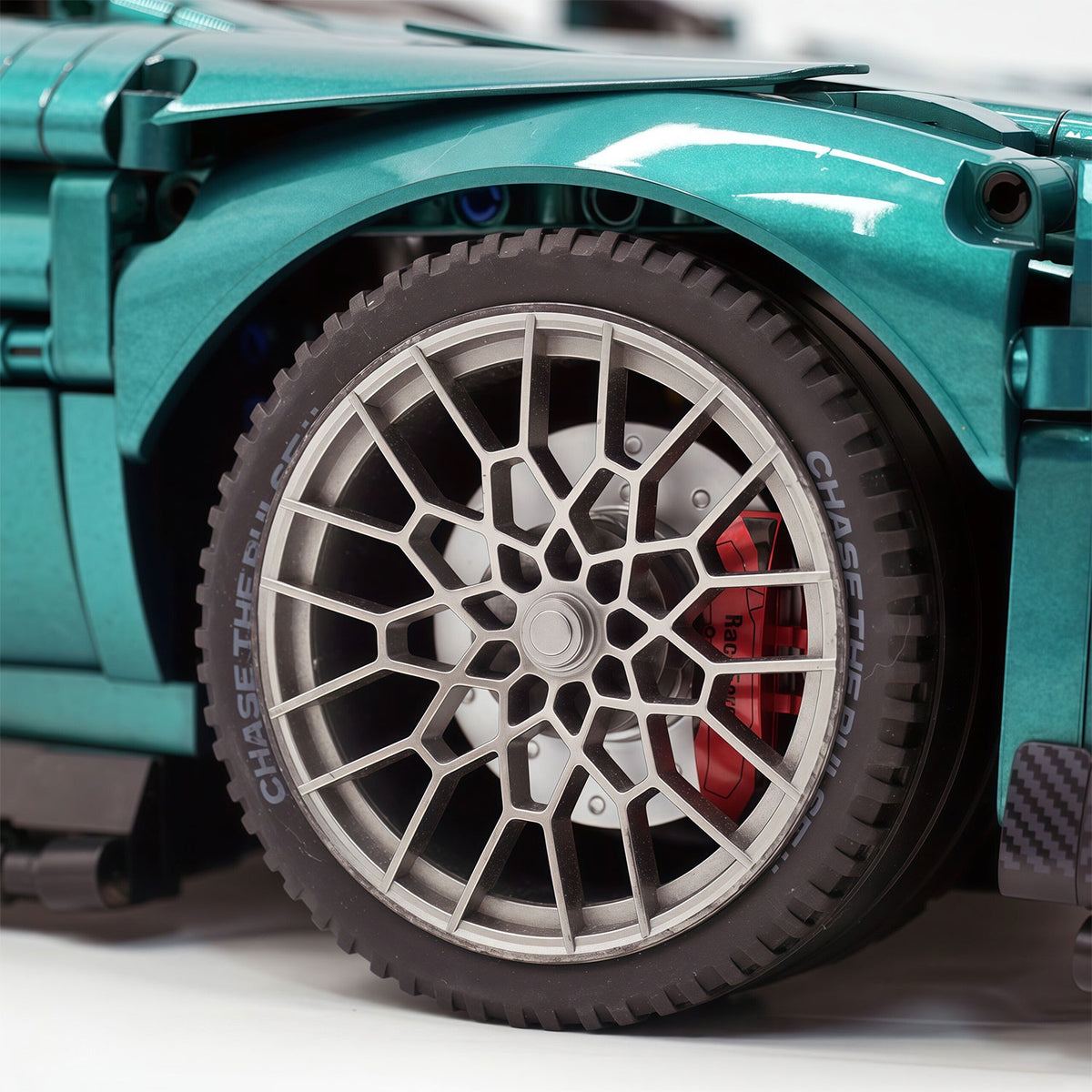 Britanski V12 Grand Tourer 1:8